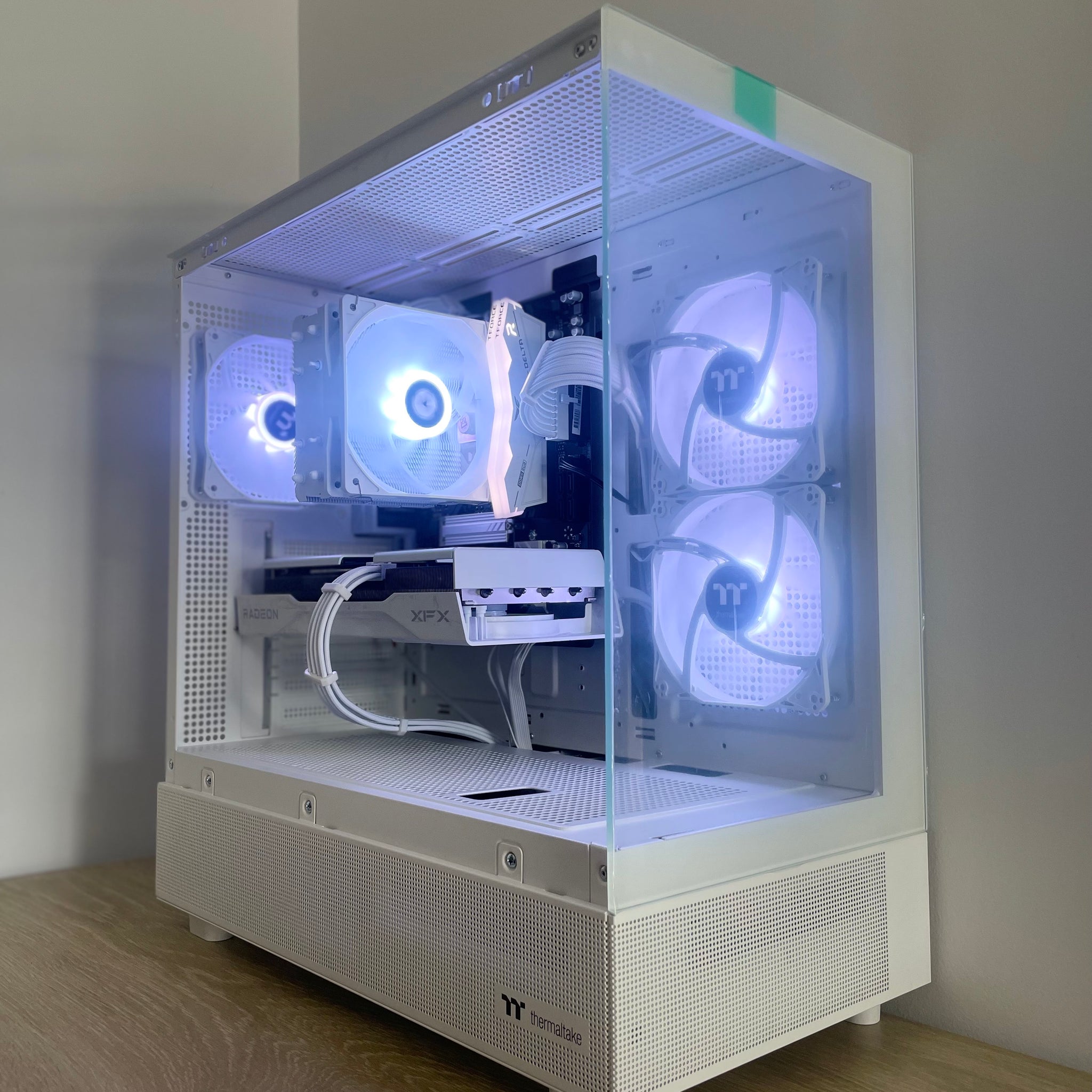 'White Frost' RX 9060 XT Gaming PC (Ryzen 5 7500F + RX 9060 XT)