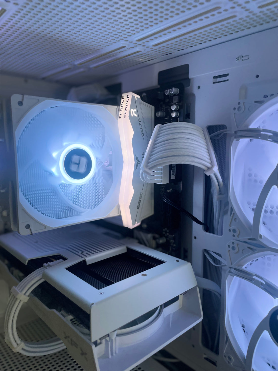 'White Frost' RX 9060 XT Gaming PC (Ryzen 5 7500F + RX 9060 XT)